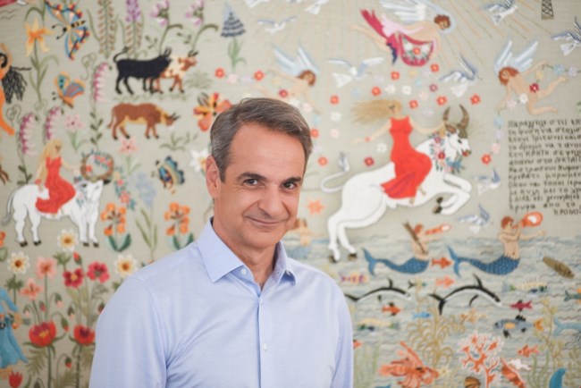 Μητσοτάκης σε φόντο πίνακα