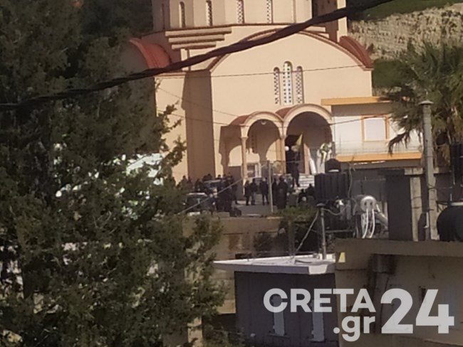 Κρήτη: Σπαραγμός στην κηδεία του 2χρονου Ζαχαρία - "Λύγισαν" όλοι μπροστά στο λευκό φέρετρο και στα λουλούδια με τα στρουμφάκια