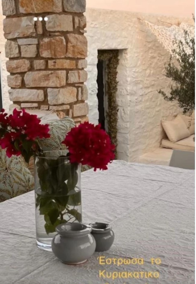 Σοφία Αλιμπέρτη: Μας δείχνει το ονειρεμένο σπίτι της στην Πάρο με την πέτρινη αυλή και την απίθανη θέα
