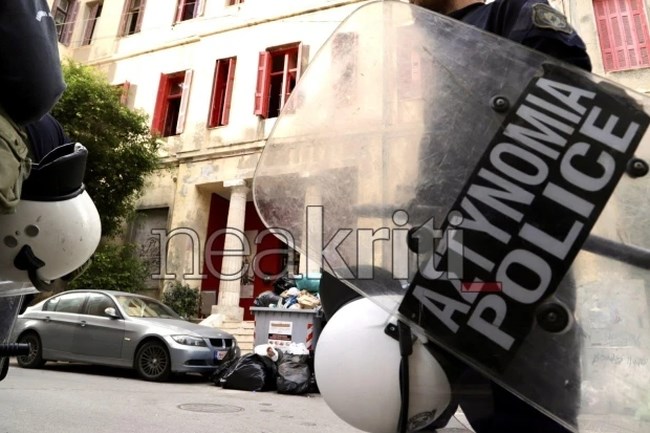 Αστυνομική έφοδος στην κατάληψη "Ευαγγελισμός" στο Ηράκλειο - 6 προσαγωγές για την επίθεση στον Βορίδη [εικόνες - βίντεο]