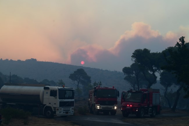 Φωτιά στην Αττική: Ο Λέκκας εξηγεί πώς το ανάγλυφο στον Βαρνάβα ευνόησε την ταχεία εξάπλωση της πυρκαγιάς