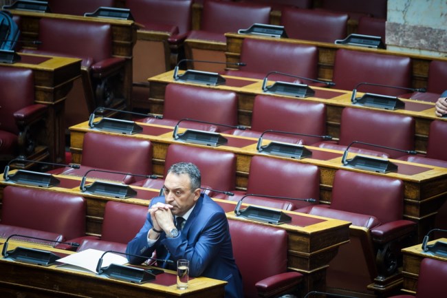 Μπάχαλο οι Σπαρτιάτες: Μόνος και έρημος στα έδρανα της Βουλής ο Στίγκας - Τον εγκατέλειψαν οι βουλευτές του