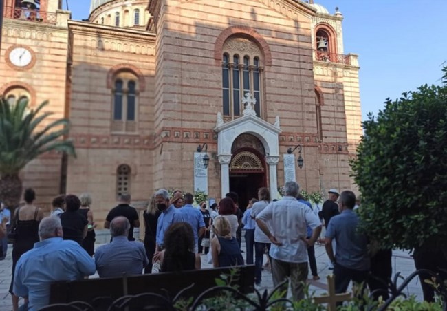 Μαρίτα Αγγελοπούλου: Ράγισαν καρδιές στο τελευταίο "αντίο" στο Αίγιο - Το λευκό φέρετρο και τα στεφάνια [Εικόνες]