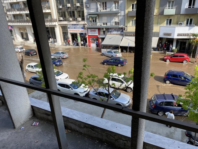 Θεσσαλονίκη: Ποτάμι από λύματα ο δρόμος μπροστά στα δικαστήρια – Δυσοσμία και κυκλοφοριακό κομφούζιο
