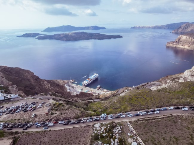 Σεισμοί: Εγκαταλείπουν άρον άρον τη Σαντορίνη - "Δεν αποκλείεται σύνδεση με το ηφαίστειο" λέει ο Συνολάκης [βίντεο]