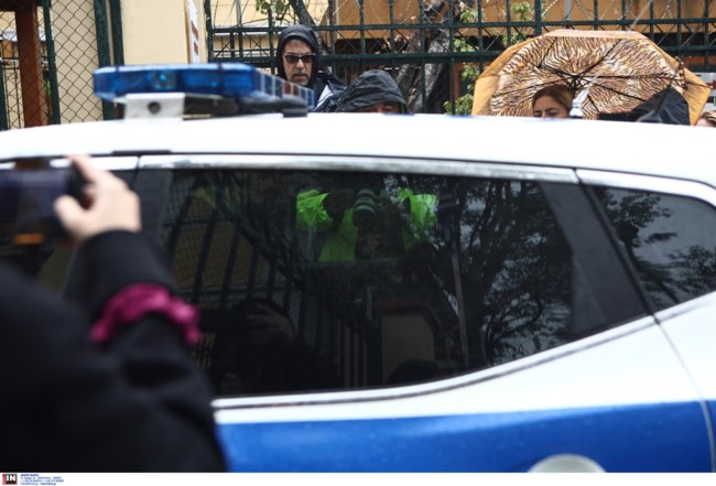 Με χειροπέδες στην Ευελπίδων ο Βασίλης Μπισμπίκης - "Μου έφυγε το τιμόνι και προκάλεσα ζημιά, τηλεφώνησα στο τμήμα"