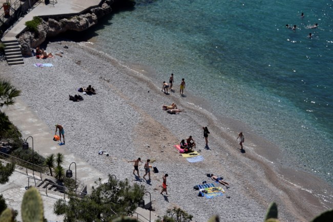 Ανεβαίνει η θερμοκρασία - Γεμίζουν οι παραλίες για τις πρώτες βουτιές