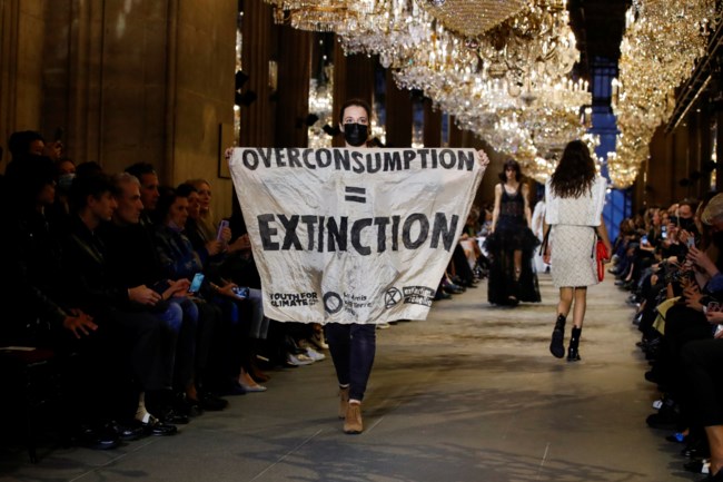 Παρίσι: Εισβολή στην επίδειξη μόδας του Louis Vuitton - Ακτιβίστρια κατά της υπερκατανάλωσης [Εικόνες]