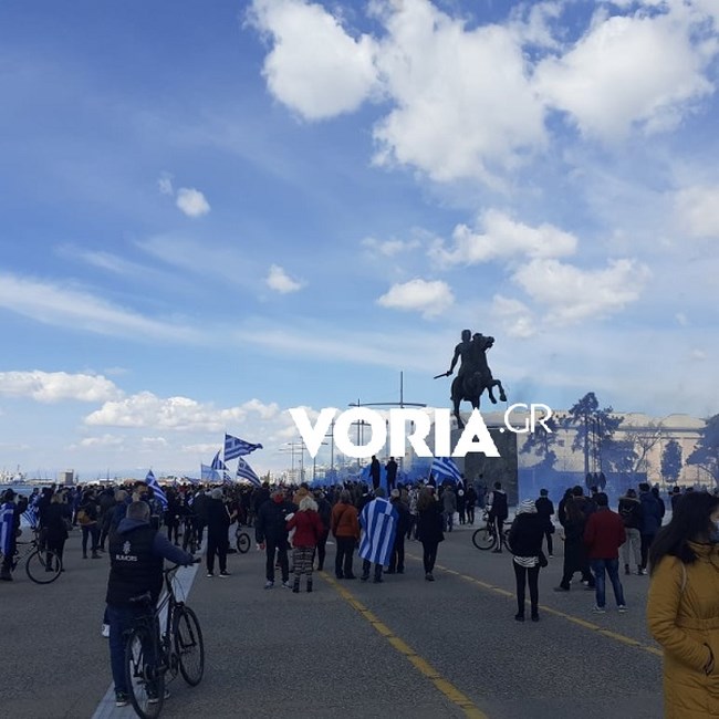 Θεσσαλονίκη: Έκαναν παρέλαση στην παραλία για την 25η Μαρτίου [Εικόνες+Βίντεο]