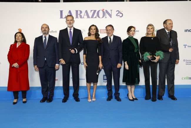 Έξω οι ώμοι: Η βασίλισσα Λετίσια με έξωμο μίντι φόρεμα και ασημένια slingbacks σε επίσημη έξοδο