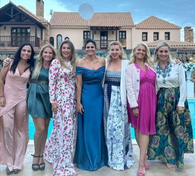 Καλεσμένη σε γάμο η Ελεονώρα Μελέτη: Η υπέροχη φωτογραφία με την κούκλα μητέρα της και την χαριτωμένη κόρη της