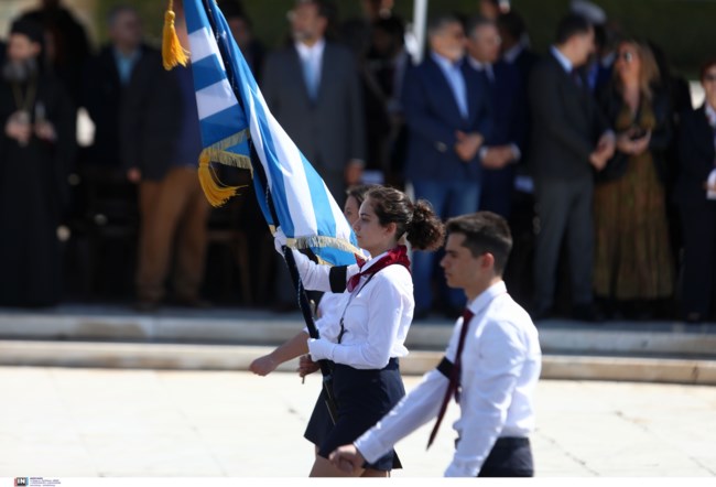 25η Μαρτίου: Πένθος στα μανίκια για τα Τέμπη φόρεσαν μαθητές στην παρέλαση της Αθήνας- Με πένθιμες κονκάρδες στη Λάρισα
