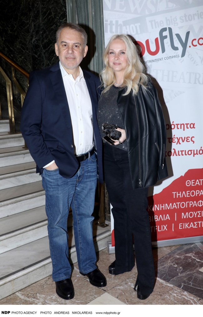 Μαρί Κωνσταντάτου: Η glam rock εμφάνιση στο θέατρο - Με λαμπερό τοπ, δερμάτινο τζάκετ και στρας