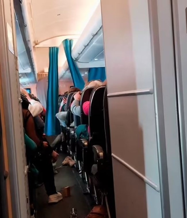 Πτήση τρόμου της Scandinavian Airlines: Σοκαριστικό βίντεο μέσα από το αεροσκάφος - "Νόμιζα ότι θα πεθάνουμε"