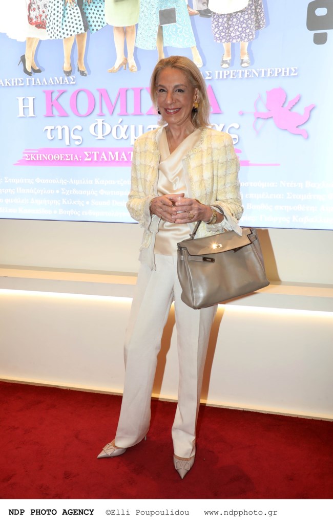 Η Όλγα Τρέμη super chic σε θεατρική πρεμιέρα