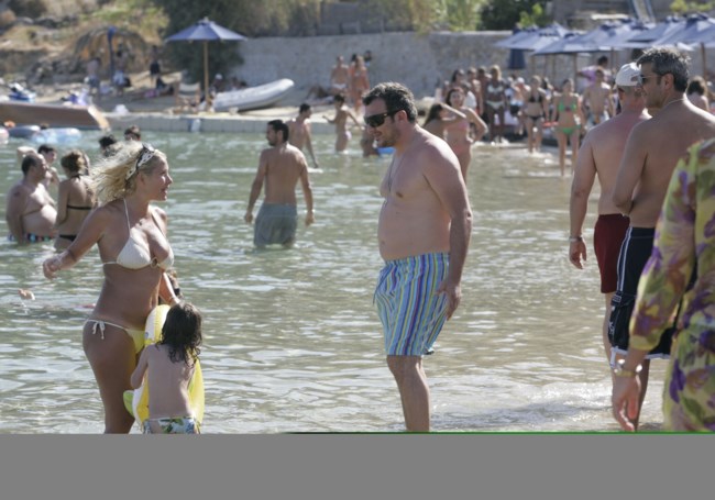 Η Ελένη Μενεγάκη πίσω στο 2008 - Με τα τρία μεγαλύτερα παιδιά της σε πλαζ της Μυκόνου