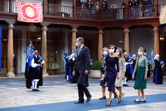 Βασίλισσα Λετίσια: Οπτασία με total blue look και έξωμο φόρεμα