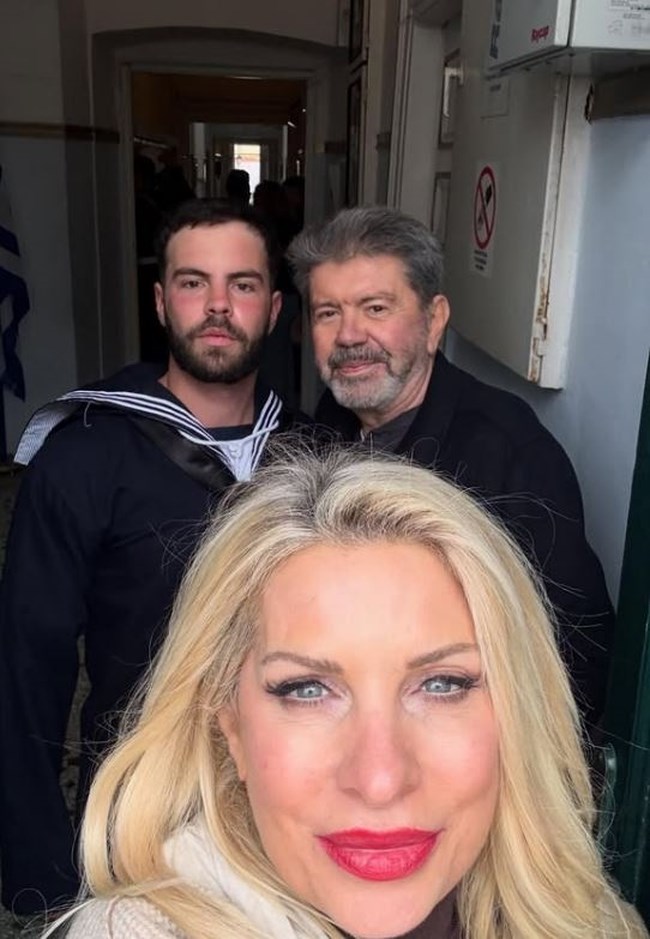 Ελένη Μενεγάκη - Μάκης Παντζόπουλος: Οικογενειακώς στην ορκωμοσία του Άγγελου - Η φωτογραφία με τον Γιάννη Λάτσιο