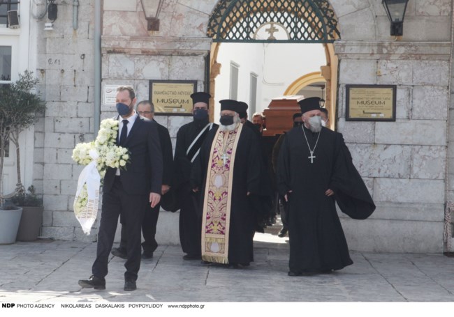 Το τελευταίο αντίο στον Δημήτρη Κοντομηνά: Συντετριμμένη η κόρη του, Μαρία [εικόνες]