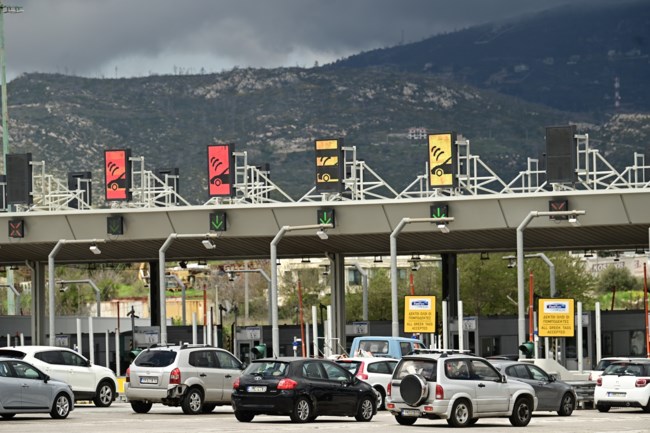 Μαζική "απόδραση" από τους Αθηναίους: Ουρές χιλιομέτρων για την έξοδο του Πάσχα - Γεμάτα ΚΤΕΛ και πλοία