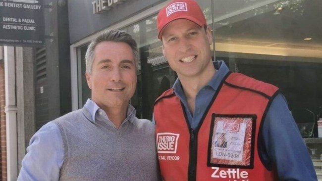 Βρετανία: Ο πρίγκιπας Γουίλιαμ πουλάει το περιοδικό των αστέγων στους δρόμους του Λονδίνου [Εικόνες]