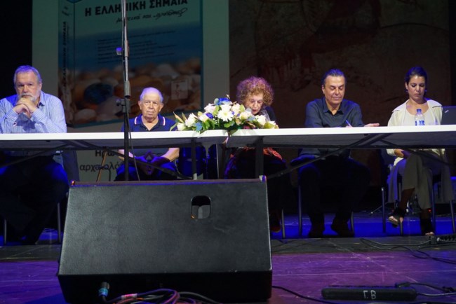 Θερμή υποδοχή του βιβλίου "Η ΕΛΛΗΝΙΚΗ ΣΗΜΑΙΑ, μυστικά και… αλήθειες!" στην επίσημη παρουσίαση