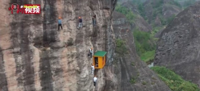 Το πιο δυσπρόσιτο και viral παντοπωλείο 120 μέτρα πάνω από το έδαφος