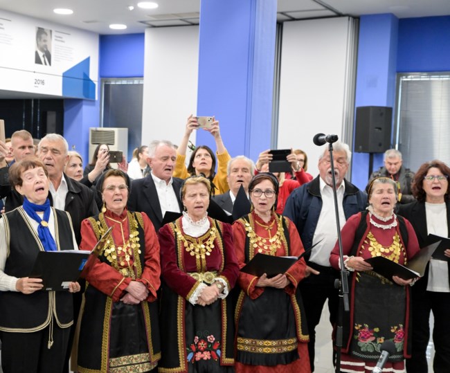 Χριστουγεννιάτικη γιορτή στα γραφεία της ΝΔ - Στελέχη και εργαζόμενοι αντάλλαξαν ευχές και άκουσαν τα κάλαντα [εικόνες]