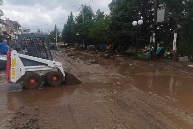 Βυθίστηκαν στη λάσπη τα Ψαχνά: Συγκλονίζουν οι φωτογραφίες [Εικόνες]
