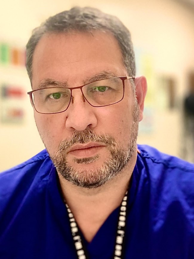 Εμβόλιο κορονοϊού: Αστείες οι παρενέργειες, λέει Έλληνας γιατρός στη Βρετανία που εμβολιάστηκε