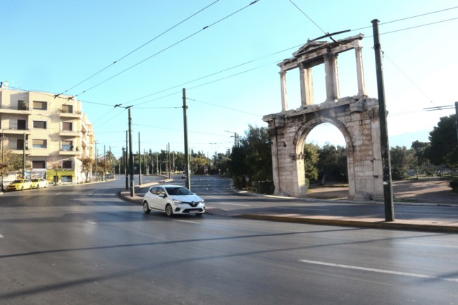 Αδειασε η Αθήνα ανήμερα των Χριστουγέννων - Ερημοι οι δρόμοι της πρωτεύουσας [εικόνες]