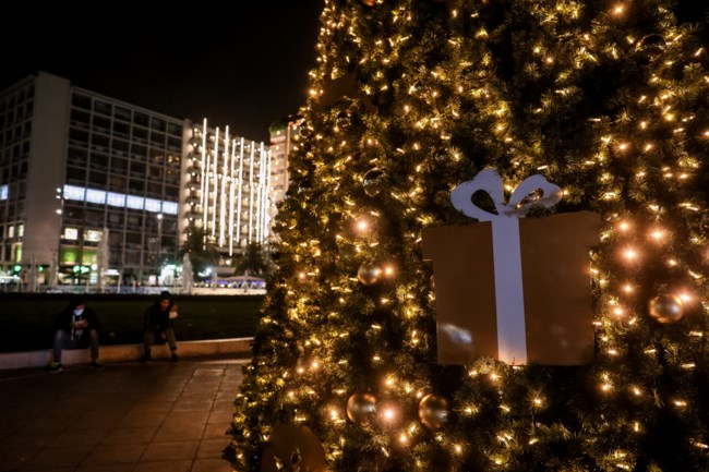 Η Αθήνα φορά τα γιορτινά της - Φωταγωγήθηκε το χριστουγεννιάτικο δέντρο της Ομόνοιας [εικόνες]
