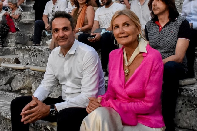 Κυριάκος και Μαρέβα Μητσοτάκη: Αγκαλιά στην Επίδαυρο για την παράσταση "Πέρσες" [εικόνες]