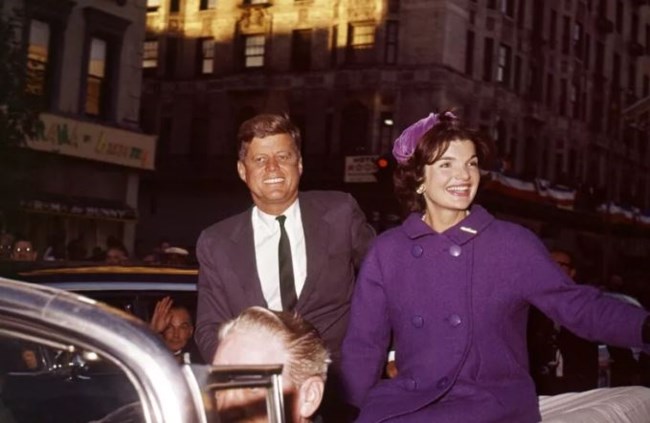 Σε δημοπρασία το βιολετί παλτό που φορούσε η Τζάκι Κένεντι τη βραδιά των εκλογών του 1960