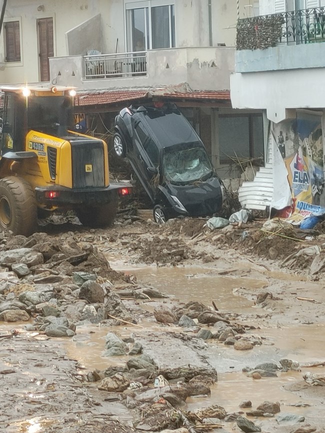 Κακοκαιρία: Εικόνες αποκάλυψης στο Ηράκλειο - Εγκλωβίστηκαν οδηγοί, ποτάμια οι δρόμοι - Μήνυμα 112 στο Λασίθι [βίντεο]
