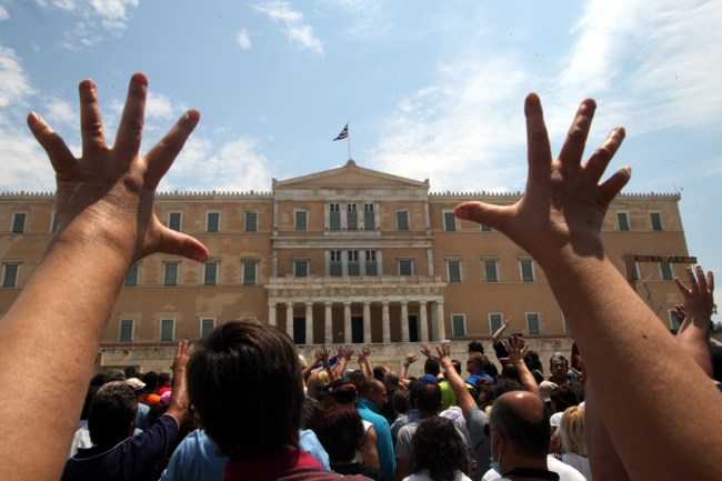 Οταν ο Μητσοτάκης "κάρφωσε" τον Τσίπρα για τους Αγανακτισμένους, τις κρεμάλες και την απόπειρα εισβολής στη Βουλή