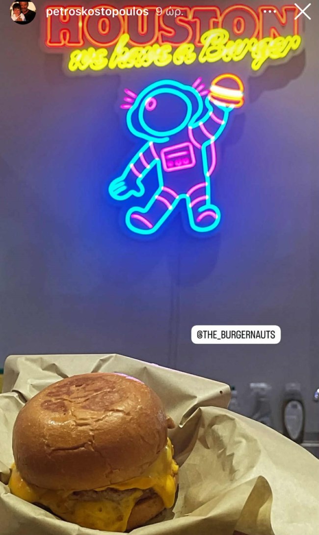 Η downtown εξόρμησή του Πέτρου Κωστόπουλου: Για burger στο Παγκράτι