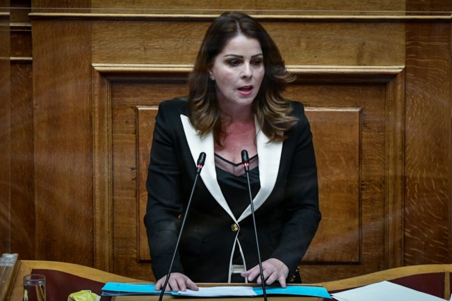 Τέμπη: Οι γονείς των δίδυμων κοριτσιών Πλακιά που χάθηκαν στο δυστύχημα, ζητούν "να μην παραστεί η Παπακώστα στην παρέλαση"