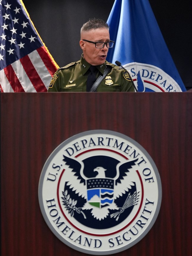 Ο Τραμπ τελειώνει τον "μικρό Ναπολέοντα" της ICE και βάζει τον "τσάρο των συνόρων" να ηρεμήσει τη Μινεάπολη