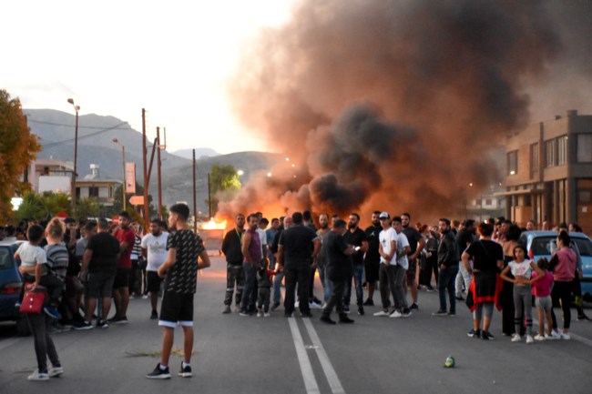 Δολοφονία 18χρονου Ρομά: Σοβαρά επεισόδια με φωτιές και μπλόκα - Αποκλεισμένοι δρόμοι σε επτά νομούς [Εικόνες-Βίντεο]