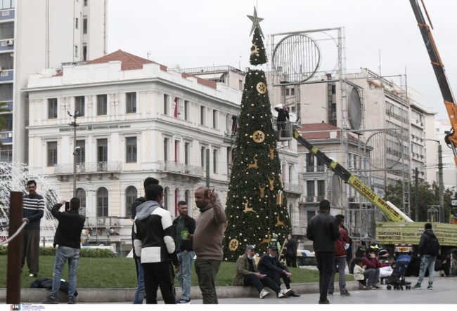 Η Αθήνα στολίζεται: Στήθηκε το χριστουγεννιάτικο δέντρο στην Ομόνοια [Εικόνες]