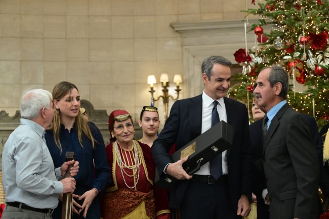 Ο Μητσοτάκης άκουσε τα πρωτοχρονιάτικα κάλαντα στο Μαξίμου μαζί με την κόρη του, Σοφία [εικόνες]