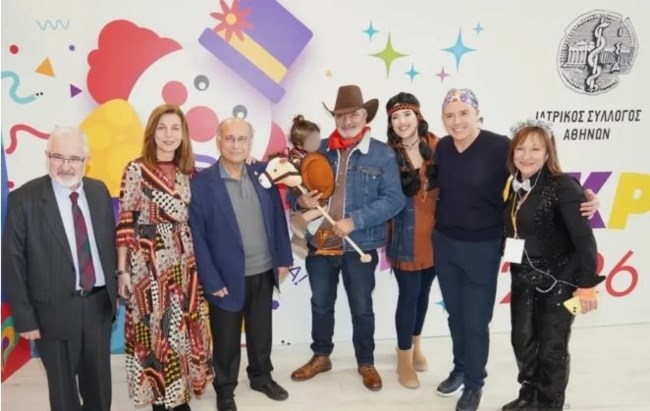 Πατούλης - Κοιλού: Οικογενειακά σε μασκέ πάρτι - Η Ινδιάνα, ο μεγάλος cowboy και ο μικρός στην αγκαλιά