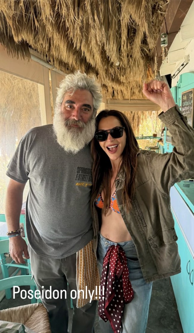 Δέσποινα Βανδή - Βασίλης Μπισμπίκης: Σε παραθαλάσσιο ταβερνάκι της Κρήτης - Με το μαγιό η τραγουδίστρια