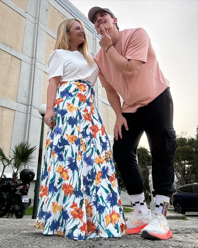 Νάνσυ Ζαμπέτογλου: Στη Θεσσαλονίκη με μακριά ψηλόμεση φούστα και δερμάτινο φάκελο Jacquemus αξίας 850 ευρώ