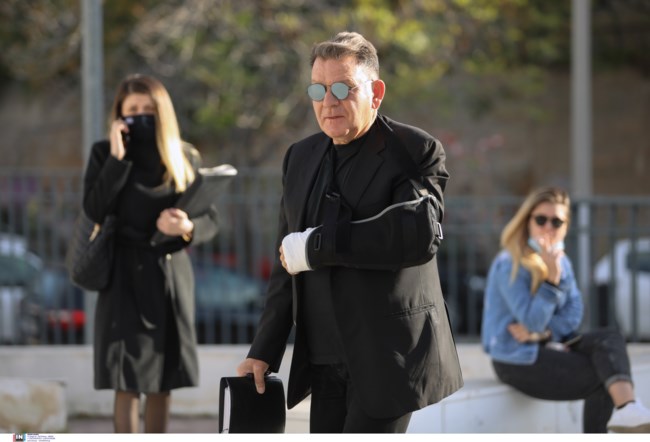 Με σπασμένο χέρι εμφανίστηκε ο Αλέξης Κούγιας στη δίκη του ψευτογιατρού
