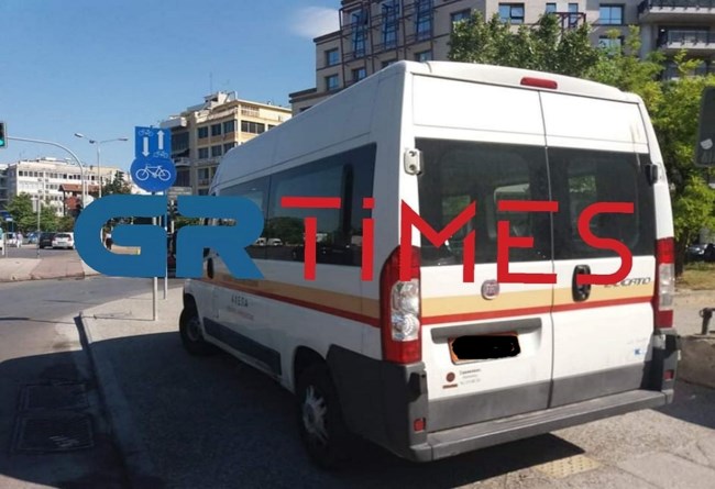 Καμία σωτηρία: Όχημα του ΑΧΕΠΑ στάθμευσε πάνω σε πεζοδρόμιο και έκλεισε τον διάδρομο των τυφλών