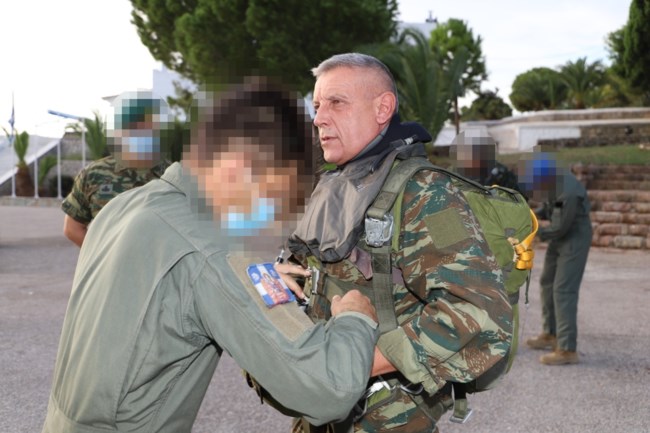 Κομάντο ο Αρχηγός ΓΕΕΘΑ: Άλμα από Chinook και υποβρύχιες καταστροφές στη Νέα Πέραμο [Εικόνες-Βίντεο]