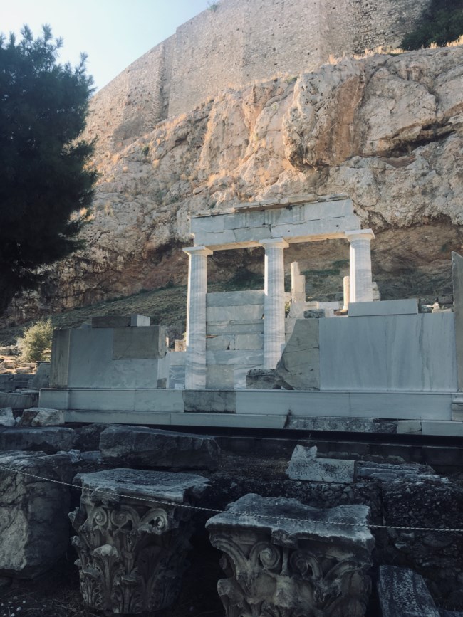 Ακρόπολη: Ένα σούπερ μοντέρνο έργο σύγχρονης τέχνης, κρυμμένο στους πρόποδες του Ιερού Ναού