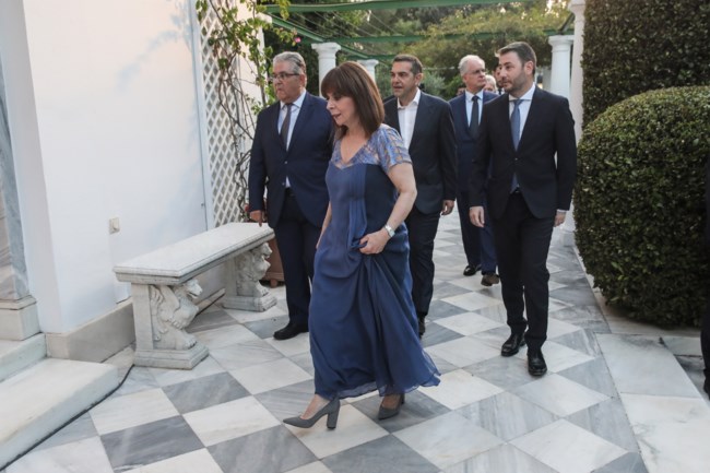 Δεξίωση στο Προεδρικό Μέγαρο: Τα στιγμιότυπα, τα πολιτικά πηγαδάκια, οι εντυπωσιακές και οι "too much" παρουσίες [εικόνες]